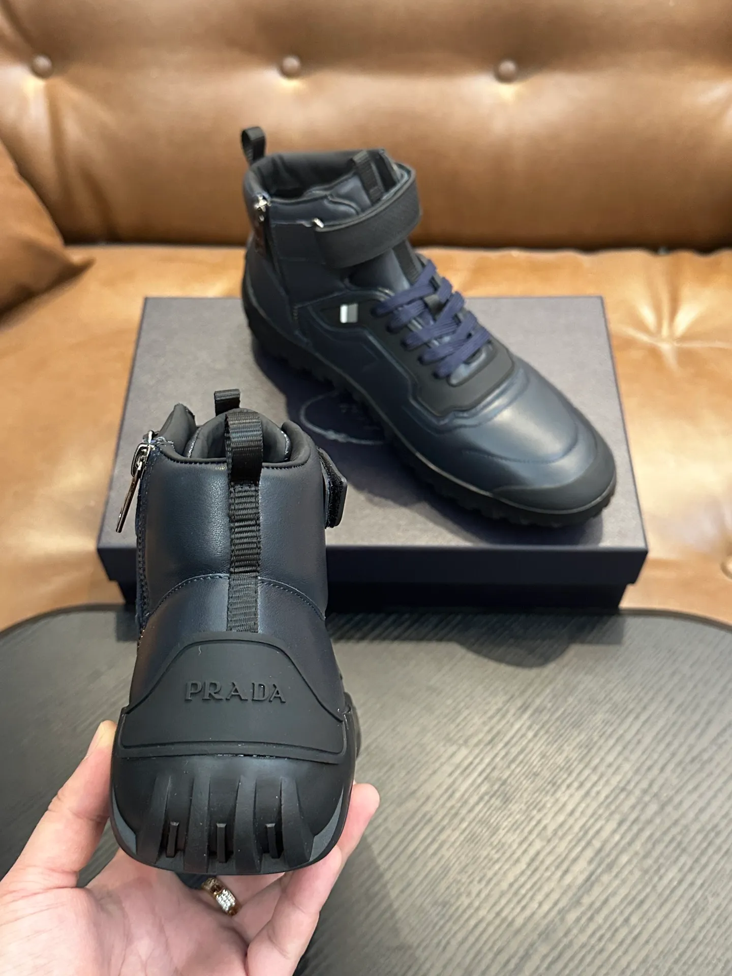 [ PRADA ] Top P: 880💰 ▪️Size: 39-44 (customized at 38.45) Prad*Prada (Mauri order can be made) new men's nylon fabric sneakers This casual sneaker combines elegant and innovative design. It is made of nylon stretch fabric and has a slip-on design. The upper strap is equipped with an adjustable metal buckle, and the letters "PRADA" are eye-catching on the side of the shoe. Comes with full original packaging!